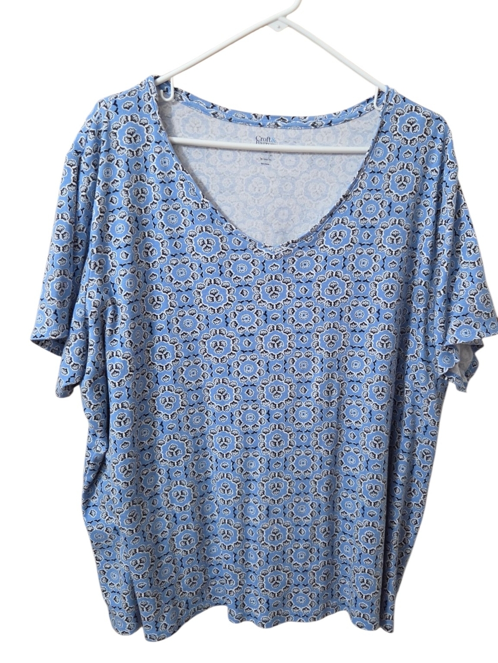 croft & barrow Light Blue Floral Medallion V-Neck Short Sleeve Top